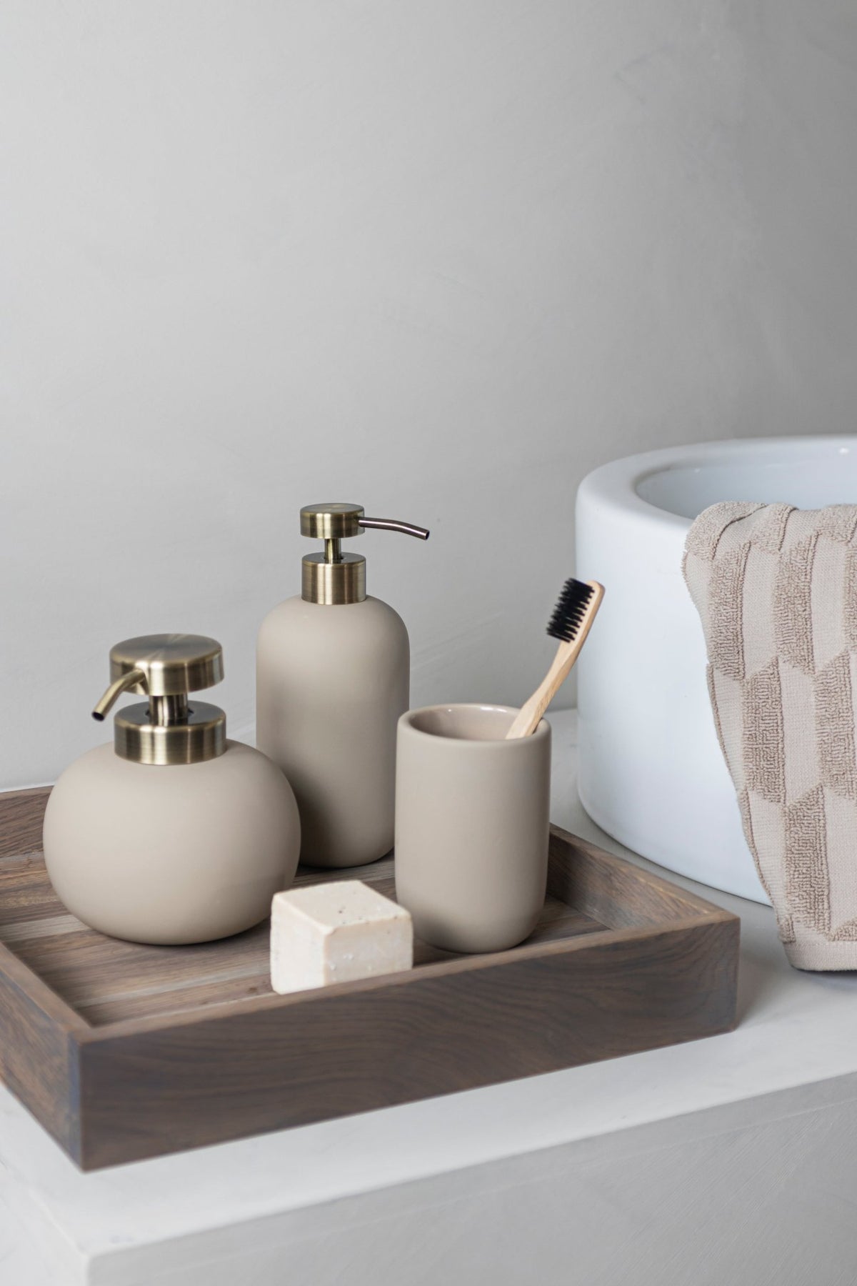 Distributeur de savon en céramique sable H13 cm Lotus - Mette Ditmer - The Cool Republic