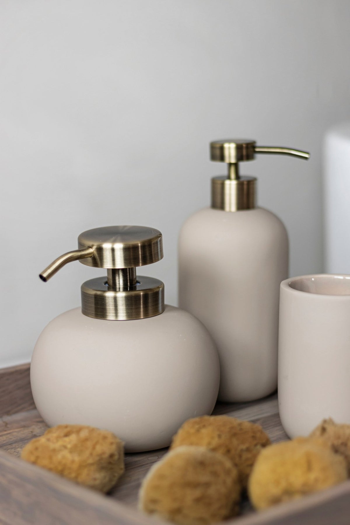 Distributeur de savon en céramique sable H13 cm Lotus - Mette Ditmer - The Cool Republic