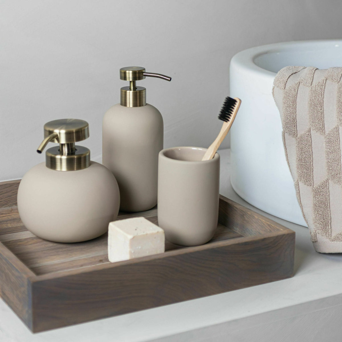 Distributeur de savon en céramique sable H18 Lotus - Mette Ditmer - The Cool Republic