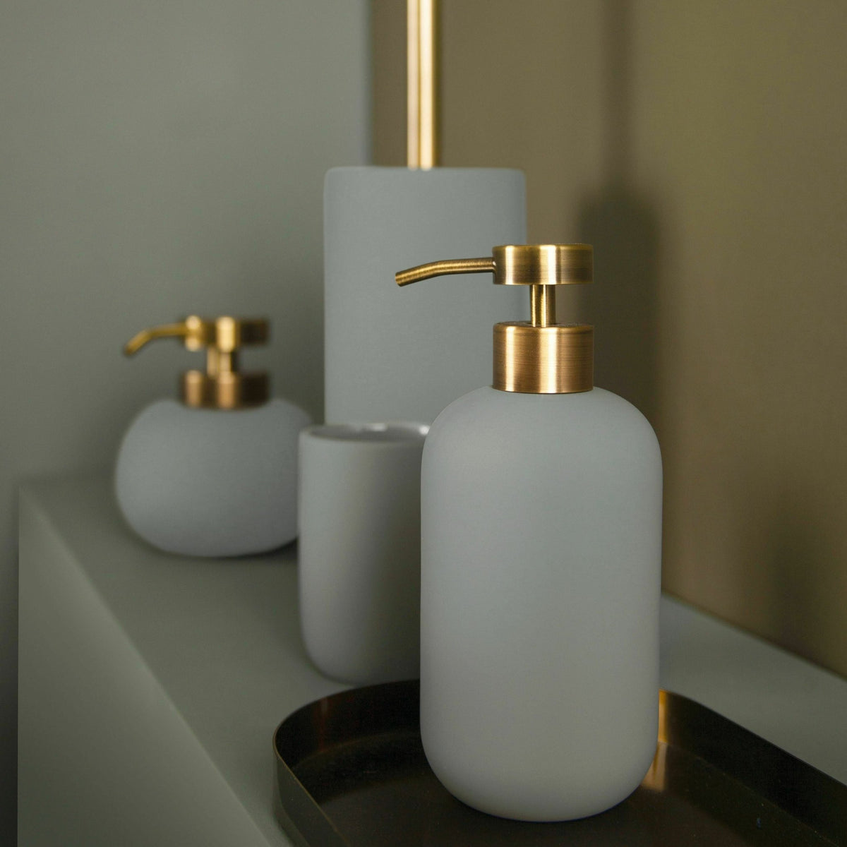 Distributeur de savon en céramique vert givré H13 cm Lotus - Mette Ditmer - The Cool Republic