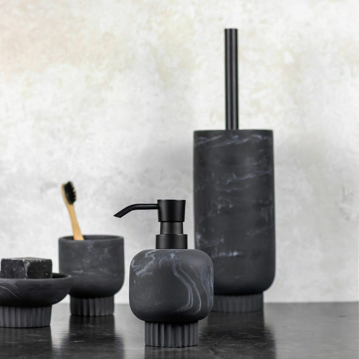 Distributeur de savon noir Attitude - Mette Ditmer - The Cool Republic