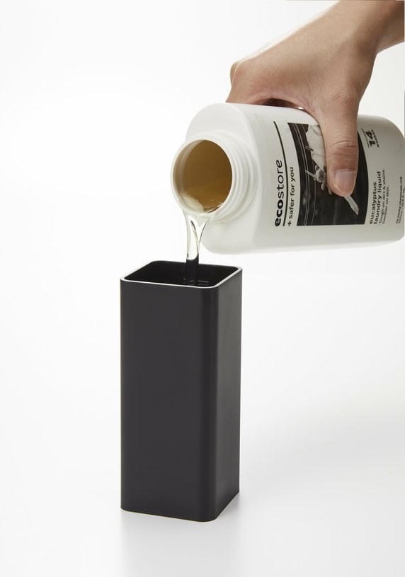 Distributeur de savon noir slim Tower - Yamazaki - The Cool Republic