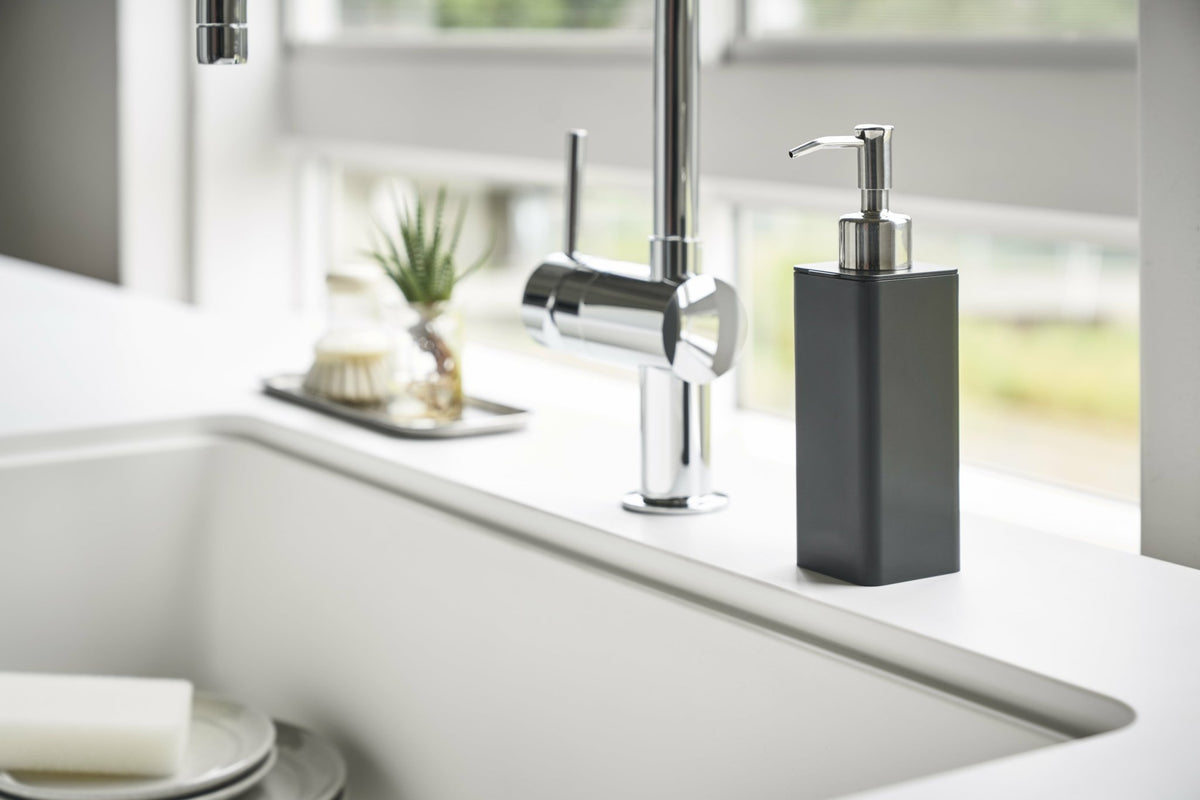 Distributeur de savon noir slim Tower - Yamazaki - The Cool Republic