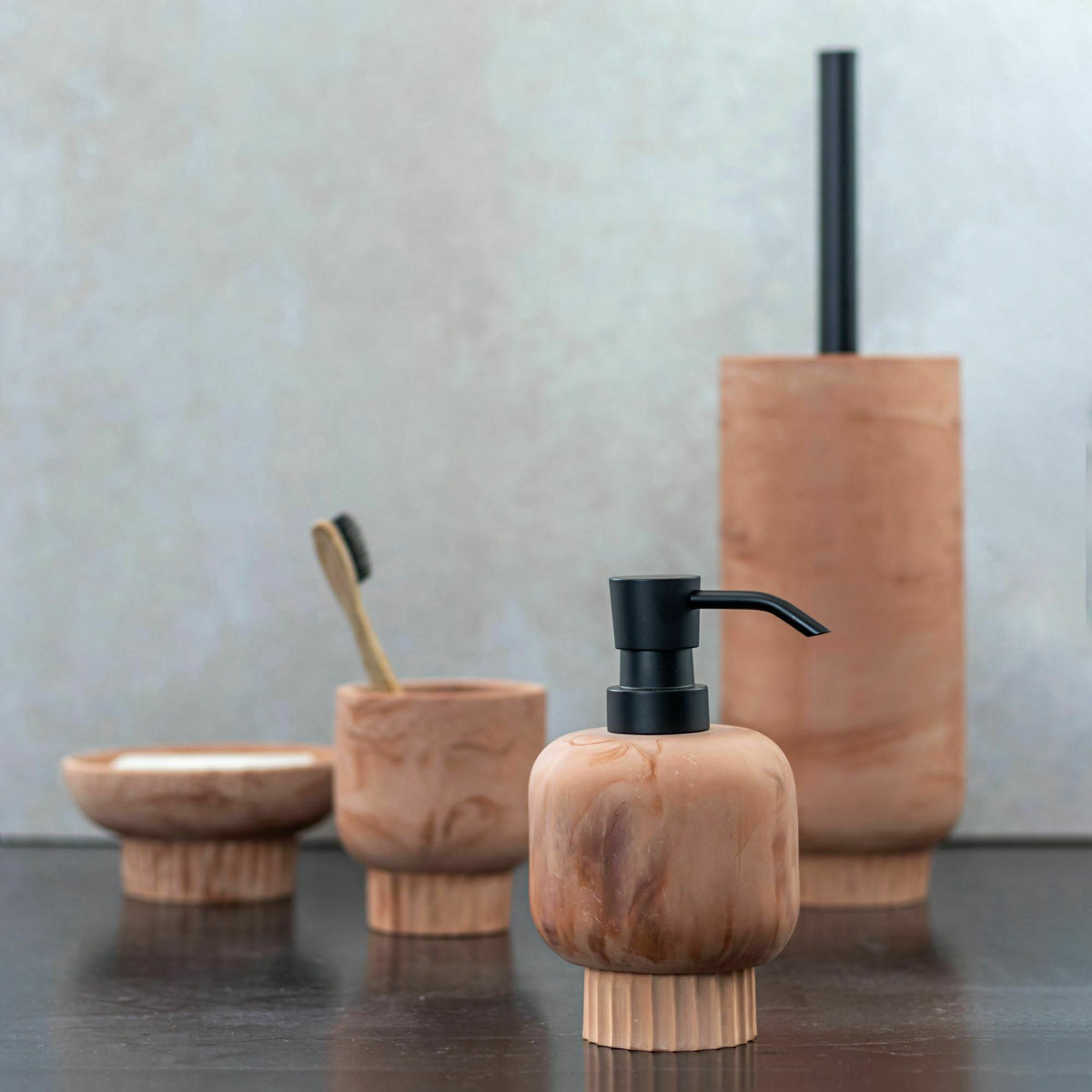 Distributeur de savon rouge sienne Attitude - Mette Ditmer - The Cool Republic