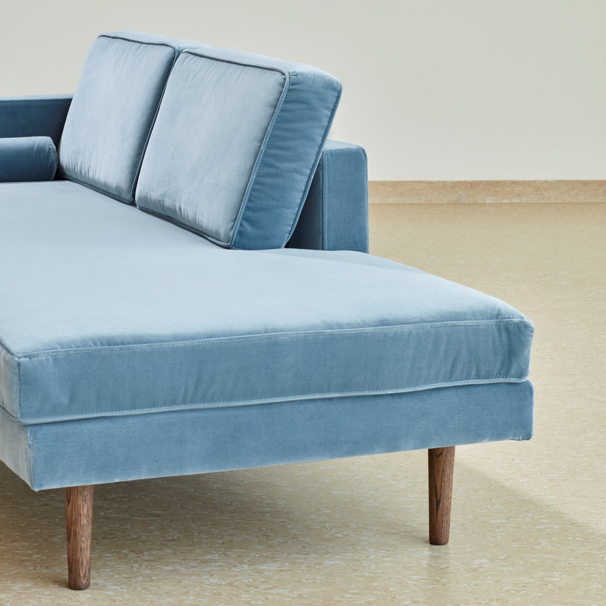 Divan en velours bleu pastel Wind - Broste Copenhagen - The Cool Republic