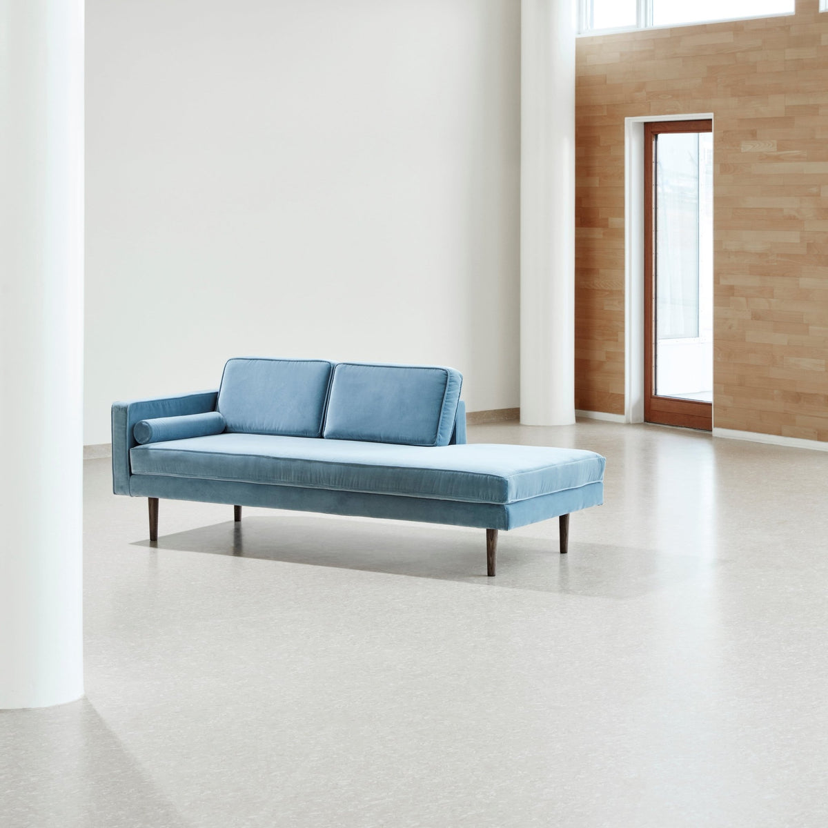 Divan en velours bleu pastel Wind - Broste Copenhagen - The Cool Republic