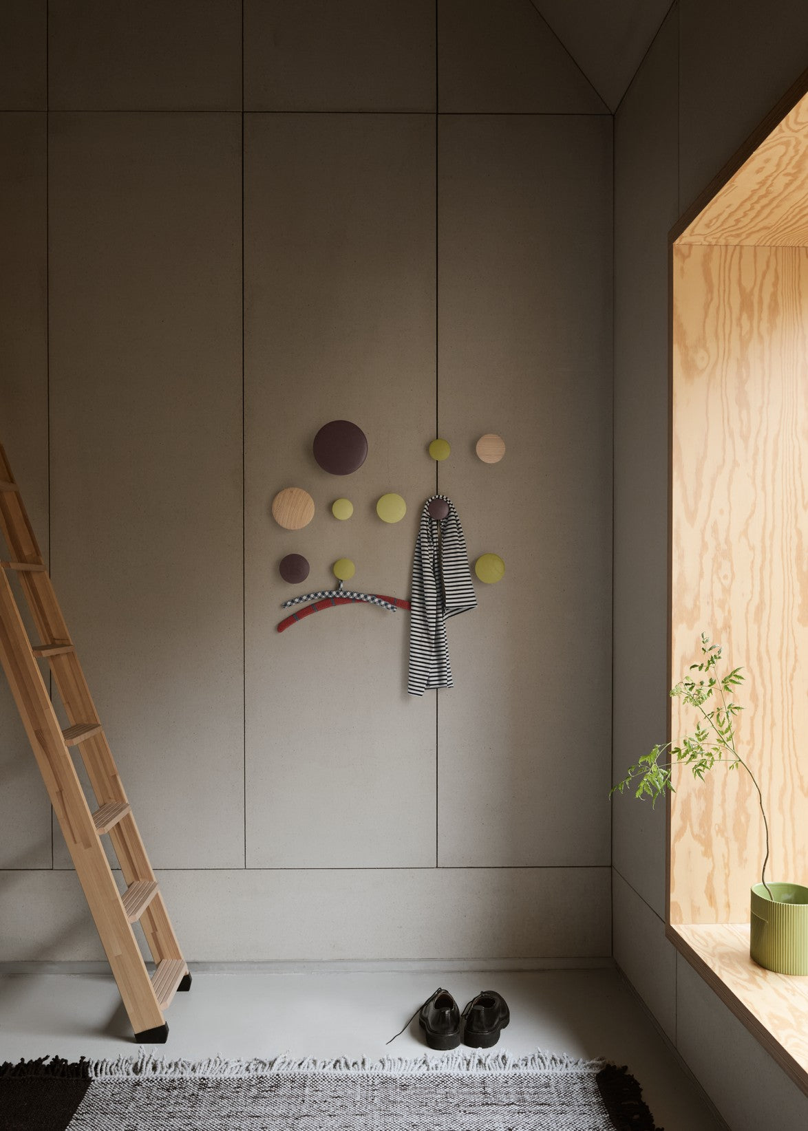 5 runde Wandhaken aus massivem eloxiertem Aluminium Dots - Muuto