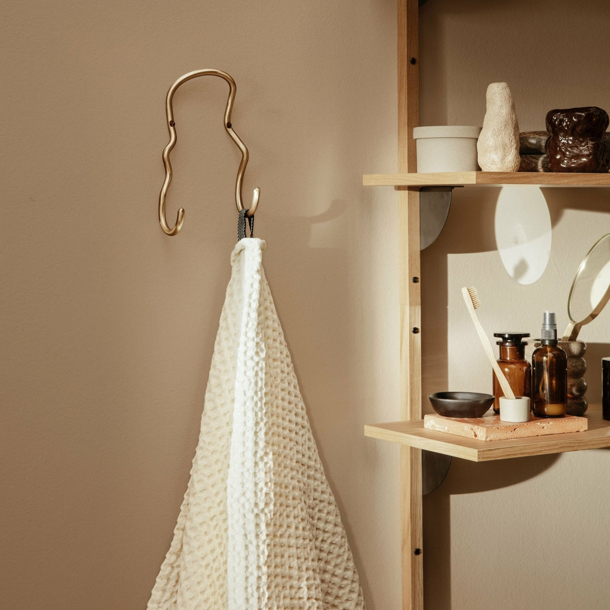 Double crochet en laiton massif doré 12,6 x 21,3 x 5,8 cm Curvature - Ferm Living - The Cool Republic