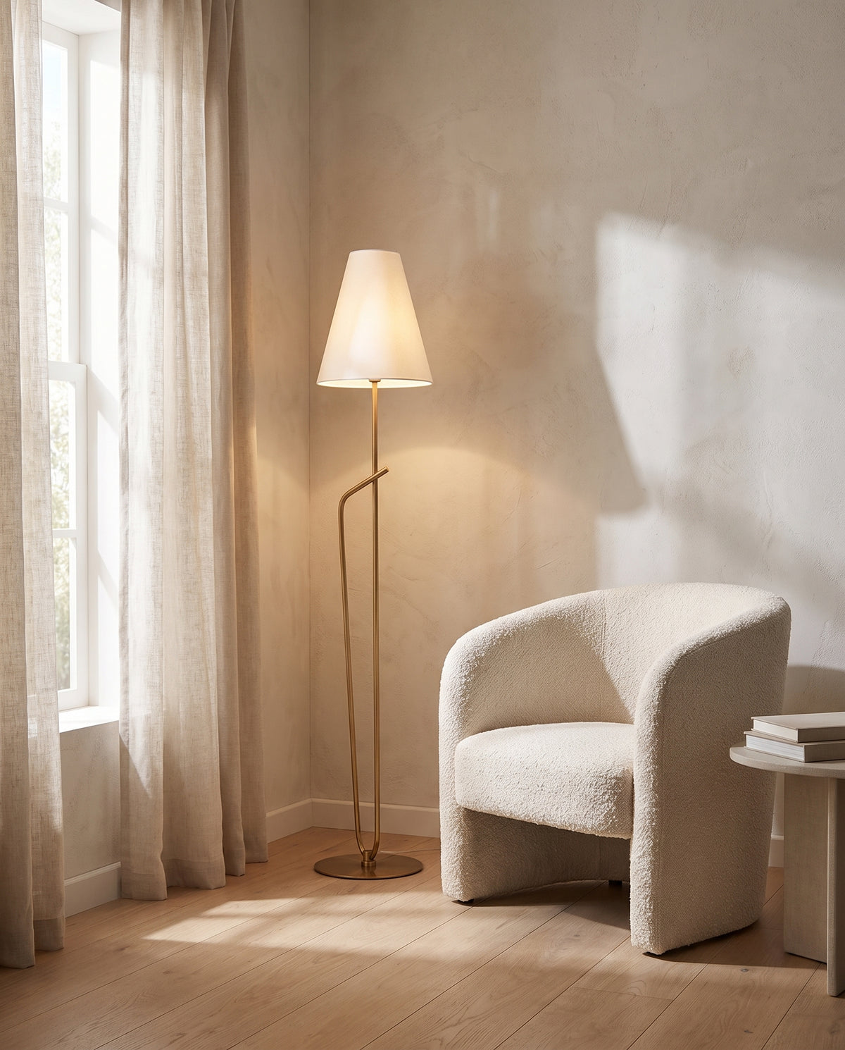 Lampadaire en acier laiton patiné 30x163cm Pearce - Troy Lighting en situation
