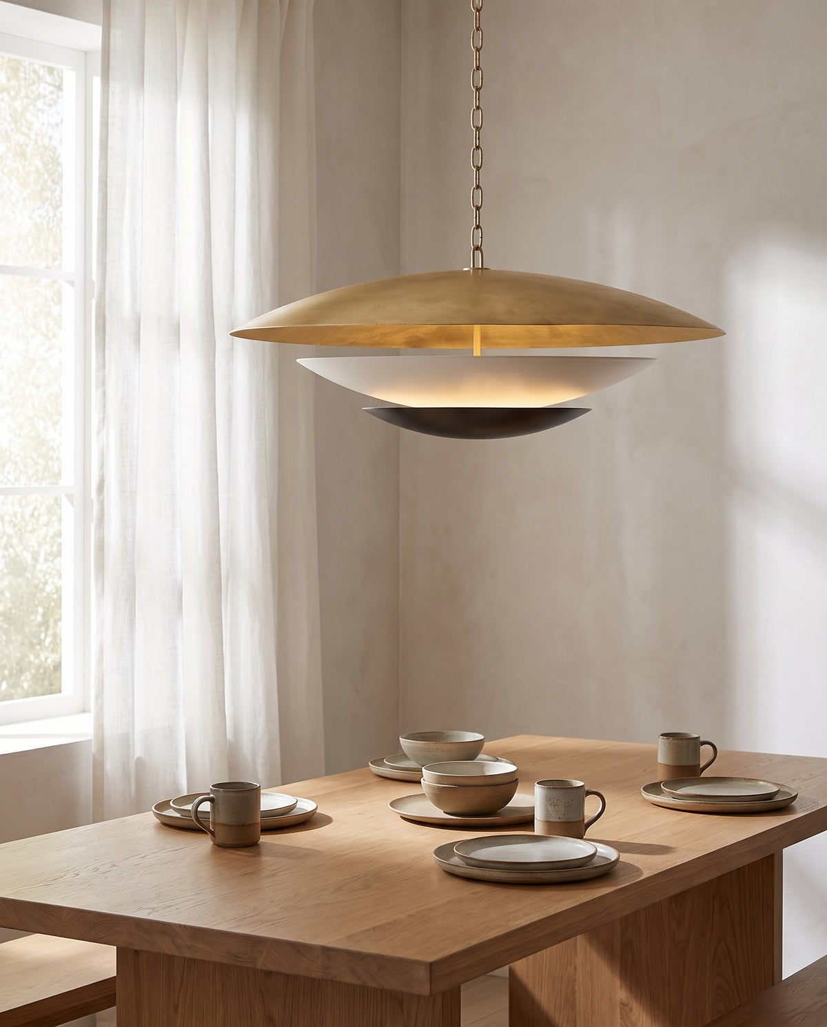 Suspension en acier feuille d'or ancienne et noir doux 91x36cm Adara - Corbett Lighting en situation