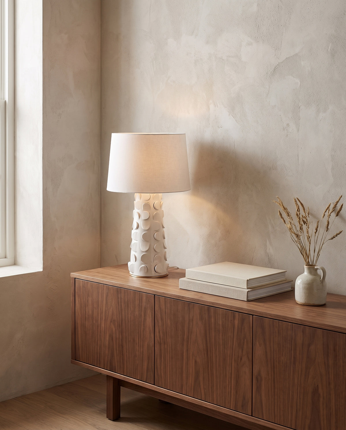 Lampe à poser en céramique blanc 41x68cm Naomi - Mitzi en situation