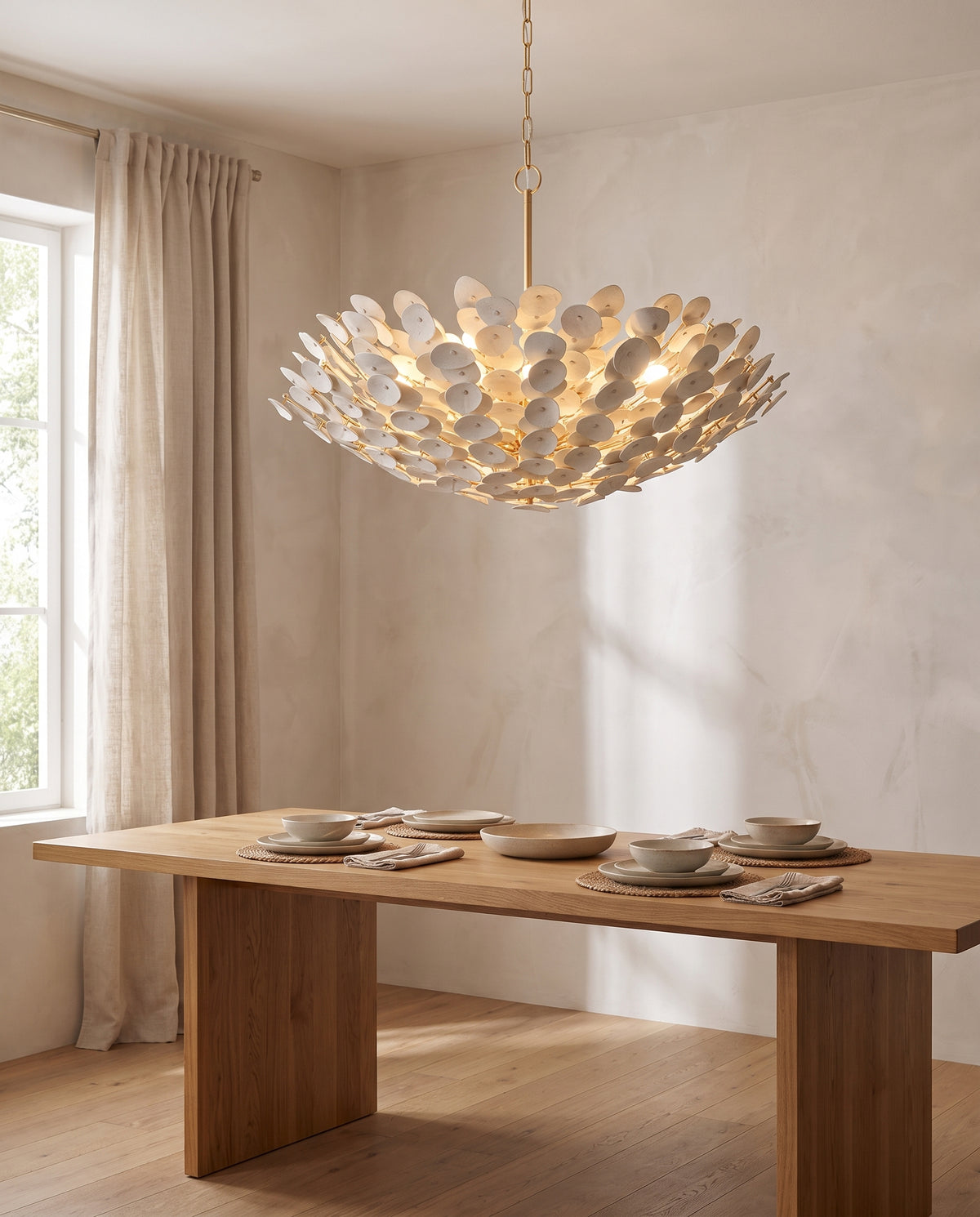 Suspension en fer feuille d'or ancienne 123x91cm Aimi - Corbett Lighting en situation