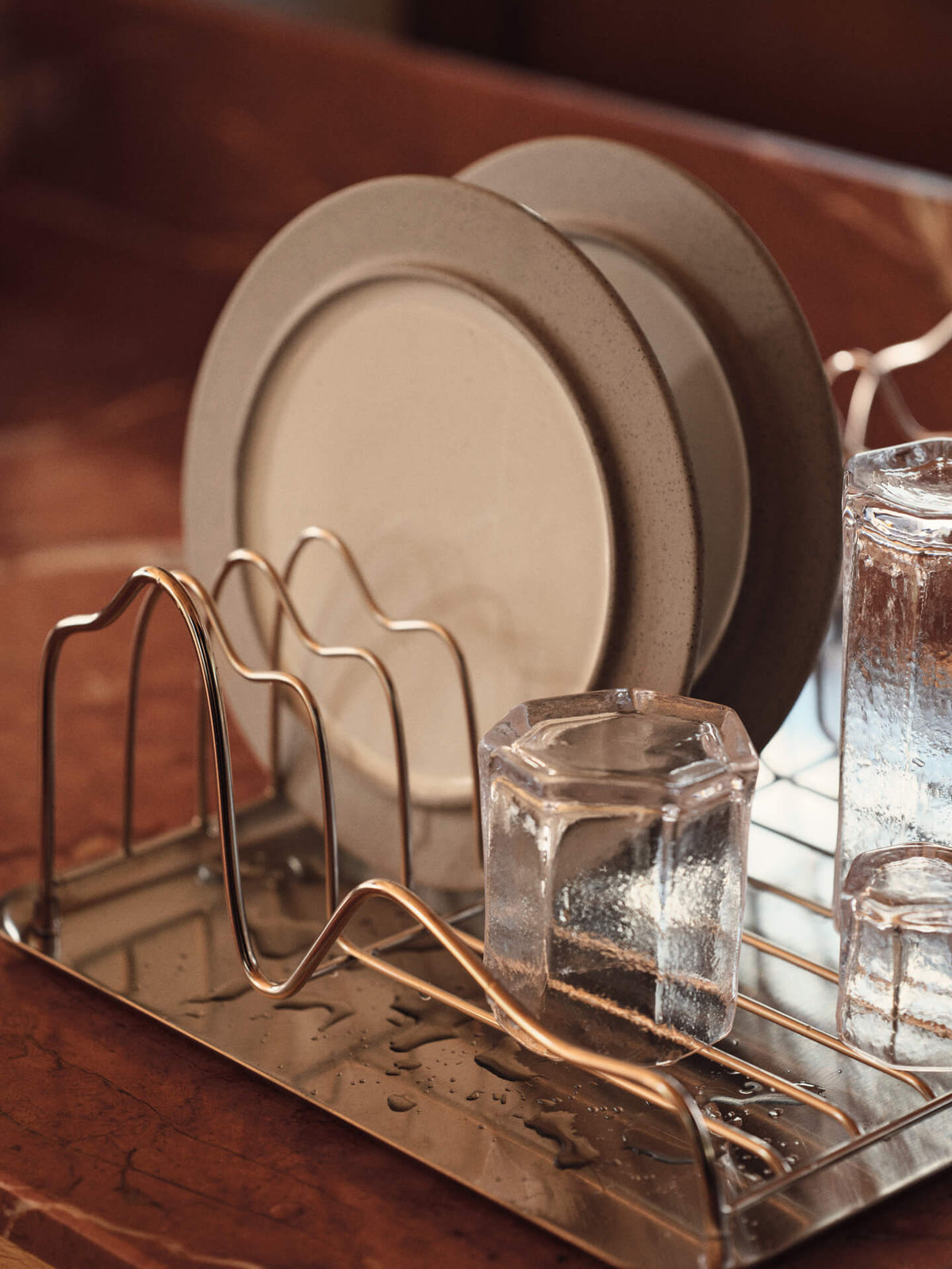 Egouttoir en acier inoxydable poli 40 x 30 x 13,2 cm Curvature - Ferm Living - The Cool Republic