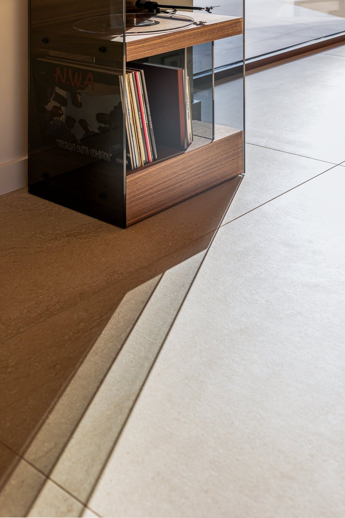 Enceinte hifi et platine vinyle en noyer 44x34x105cm Pr alta - La boite concept - The Cool Republic