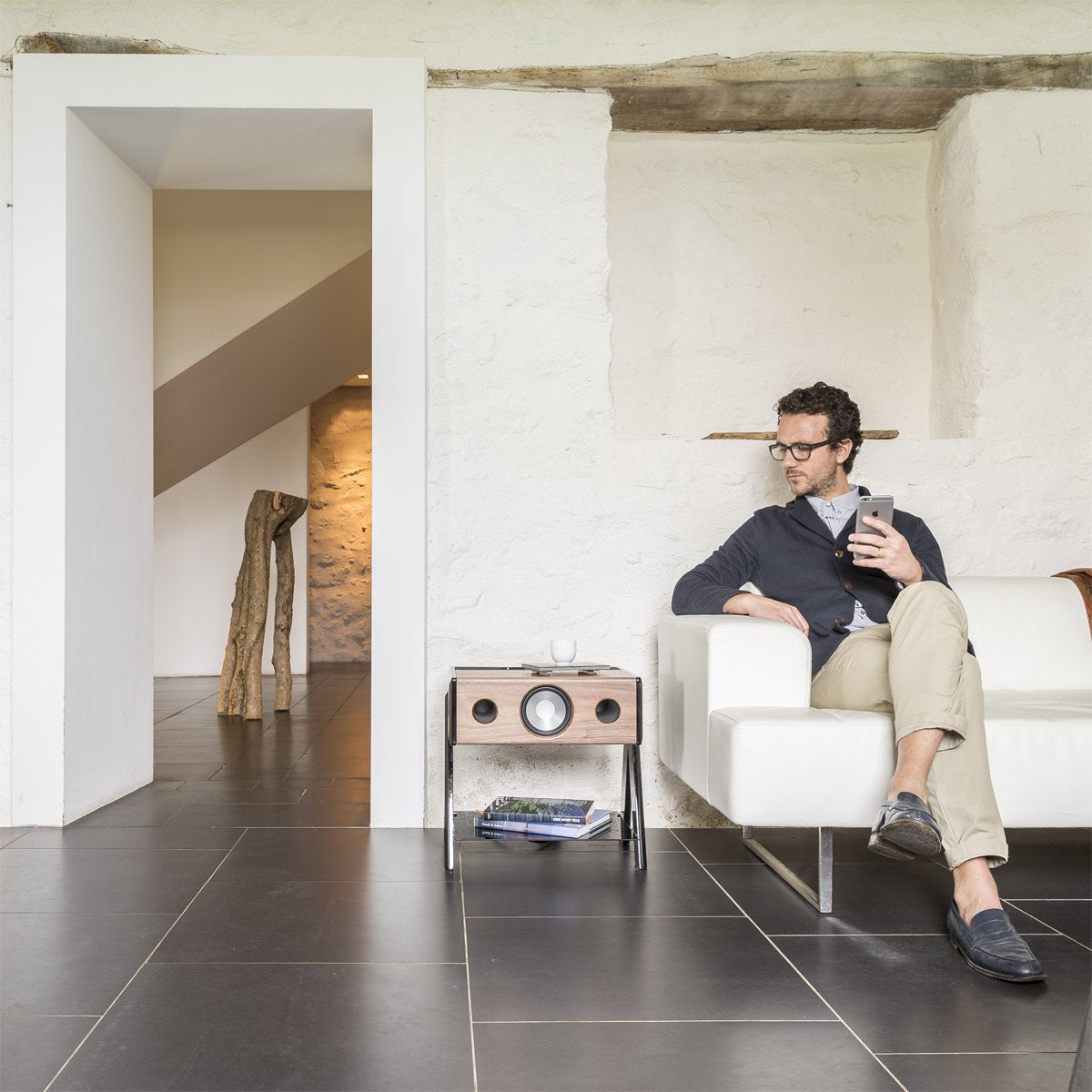 Enceinte noire avec pieds en chêne Cube - La Boite concept - The Cool Republic