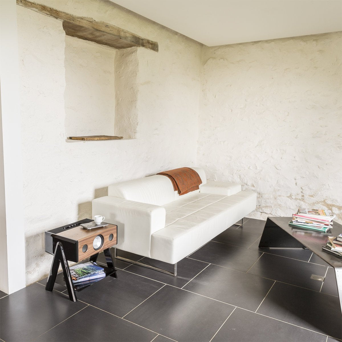 Enceinte noire avec pieds en chêne Cube - La Boite concept - The Cool Republic
