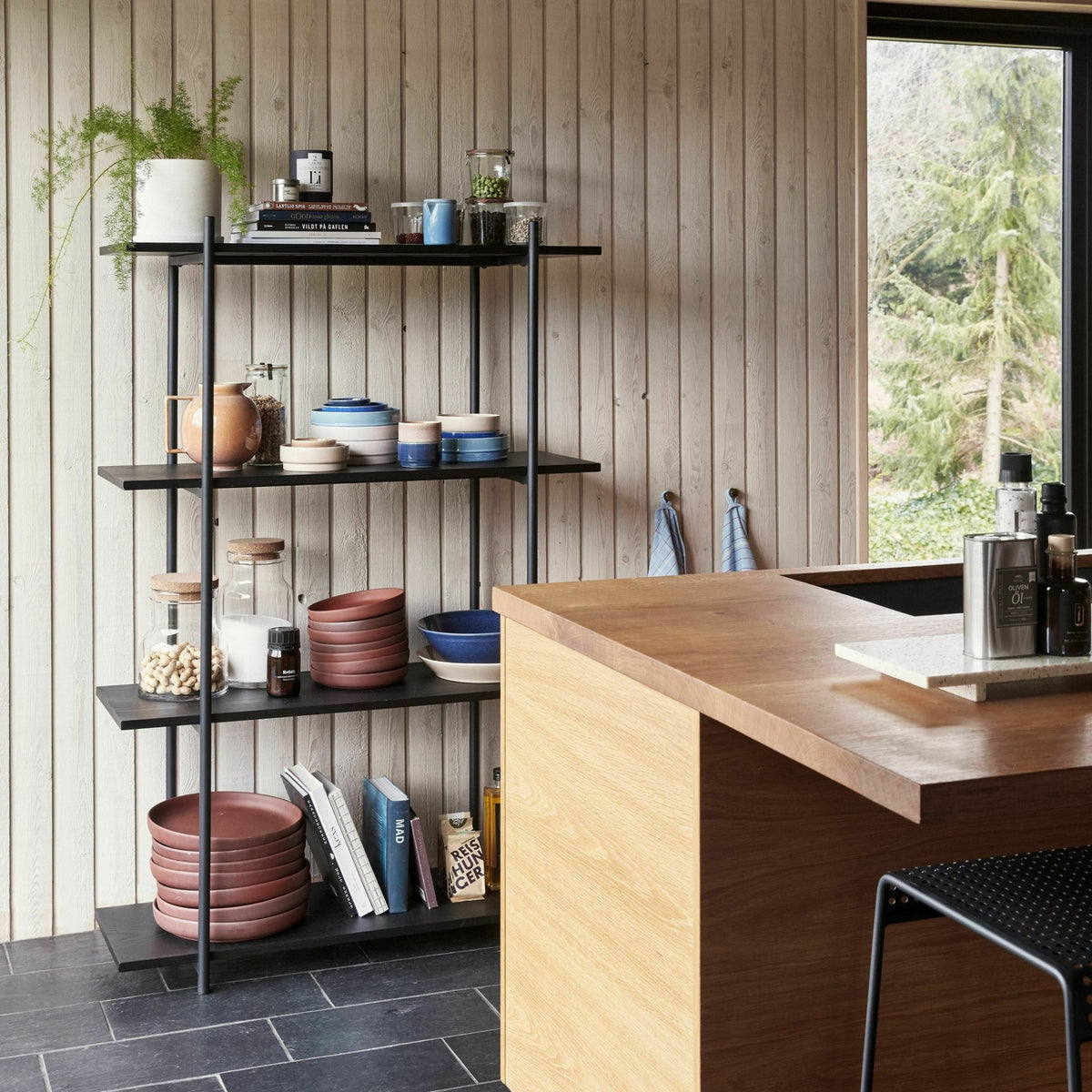 Etagère 4 étages en bois de frêne noir et métal - Hübsch - The Cool Republic