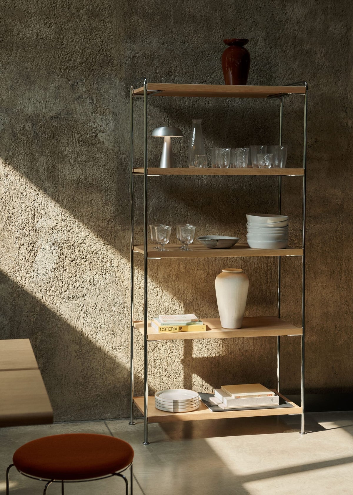 Etagère en acier chrome et chêne naturel 83x38x174cm Alima NDS6 - &tradition — vue 2
