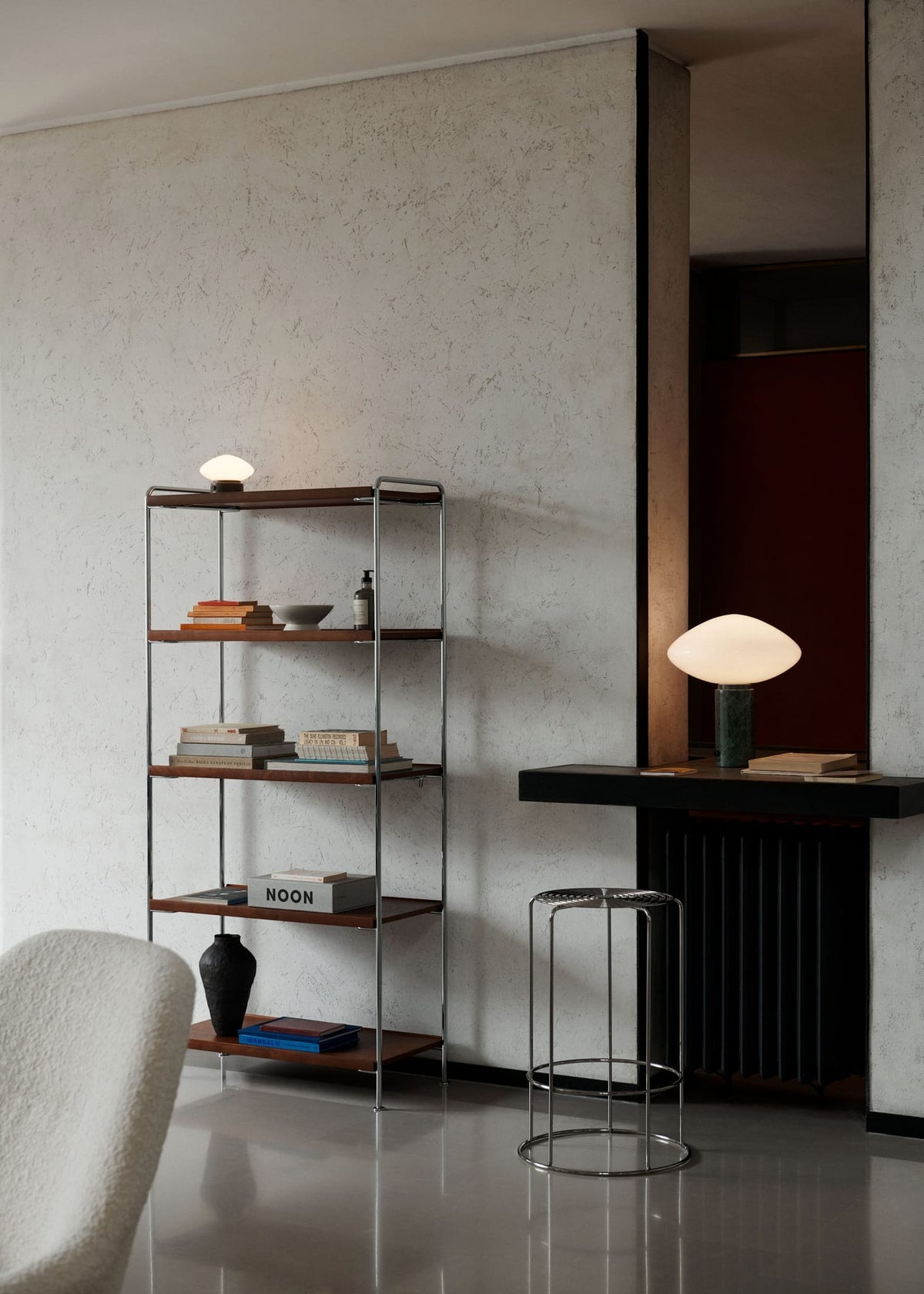 Etagère en acier chrome et noyer laqué 83x38x174cm Alima NDS6 - &tradition — vue 2