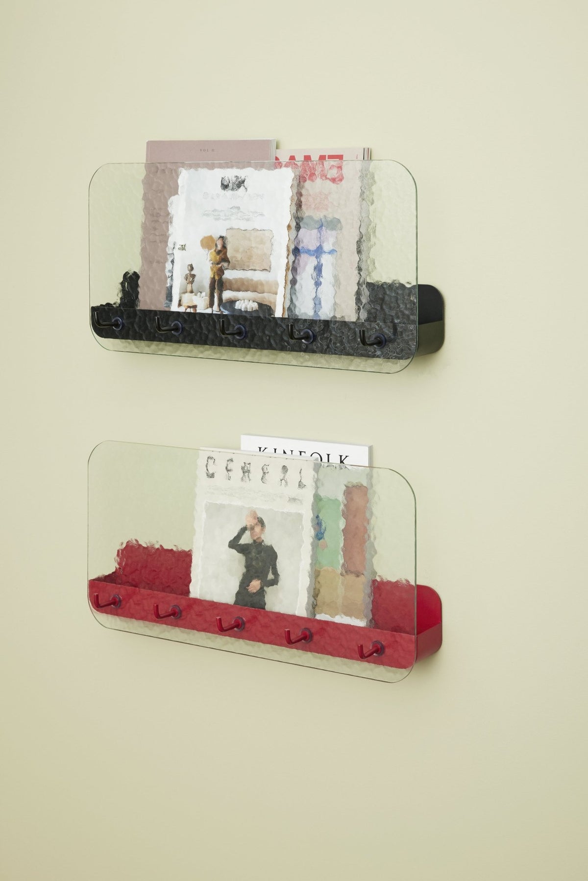 Etagère en verre et fer rouge texturé 60 cm Shack - Hübsch - The Cool Republic