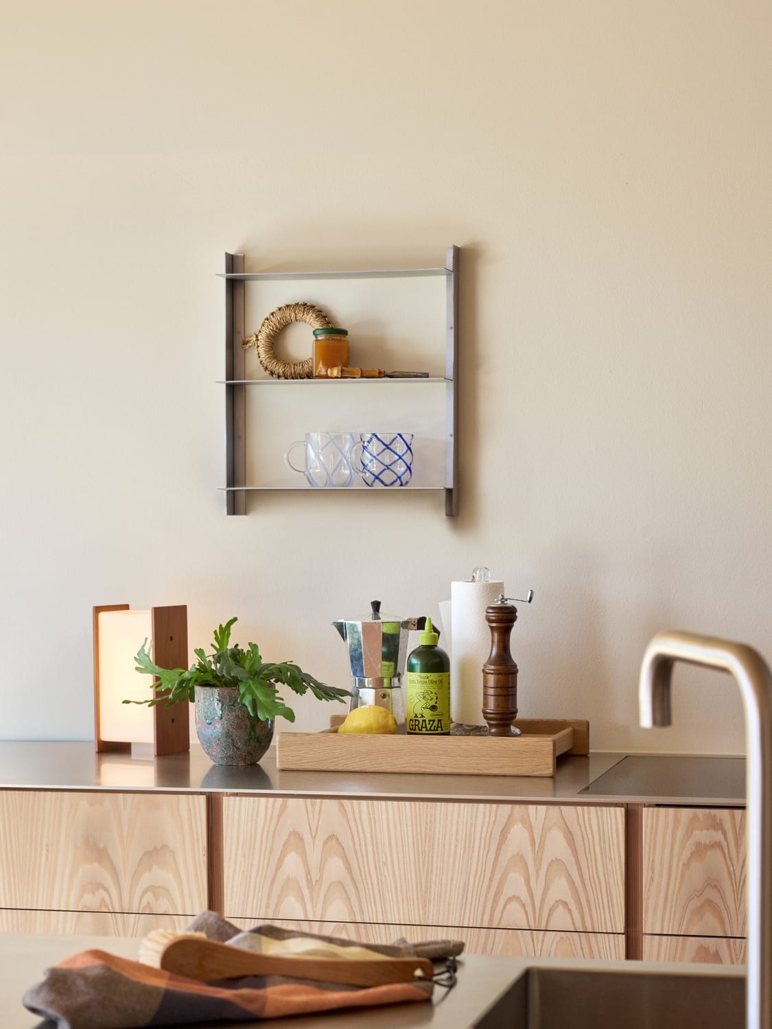 Étagère murale en acier grise 41x11x46cm Nickel - Hübsch — vue 3