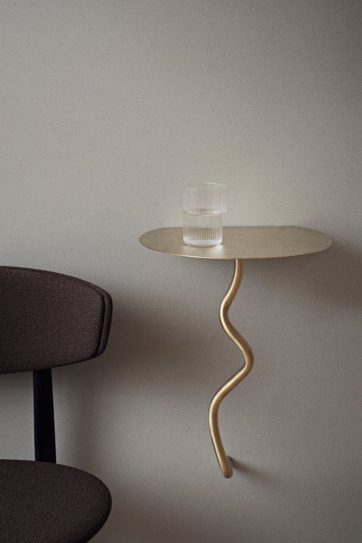 Etagère murale en laiton doré 43,5 x 28 cm Curvature - Ferm Living - The Cool Republic