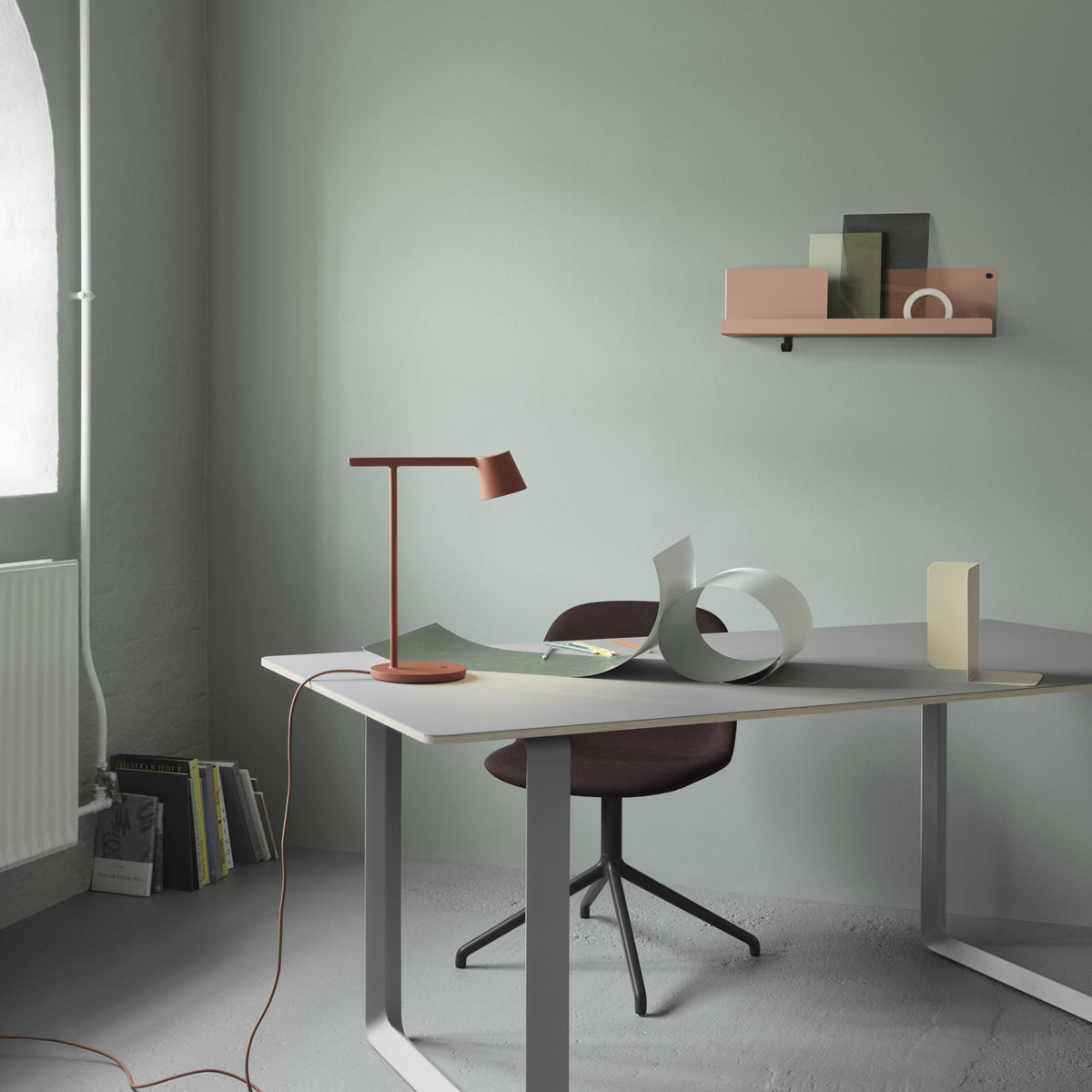 Étagère orange en métal 96 cm Folded - Muuto - The Cool Republic