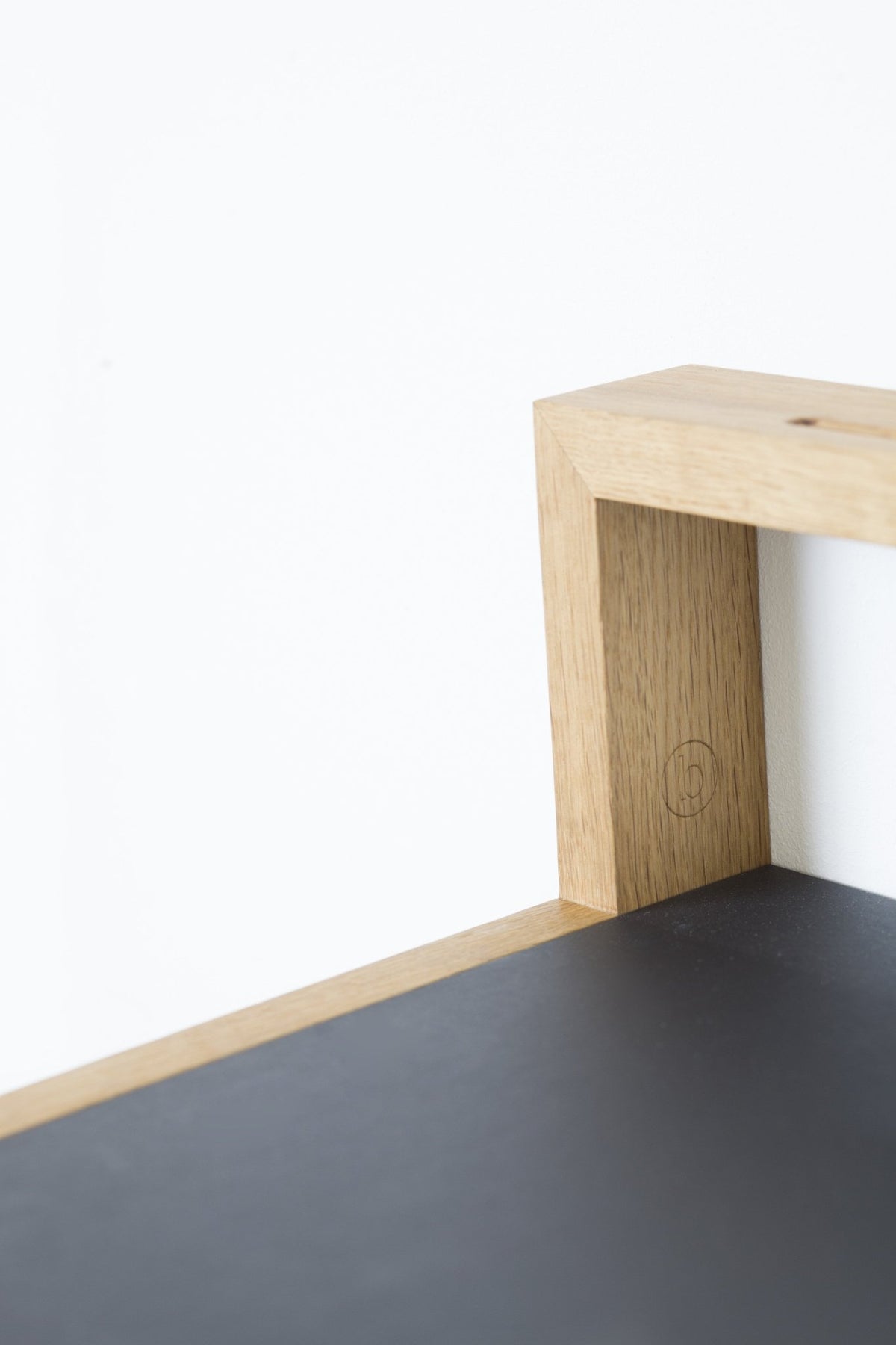 Etagère plateau anthracite Buck 1 - Das kleine b - The Cool Republic