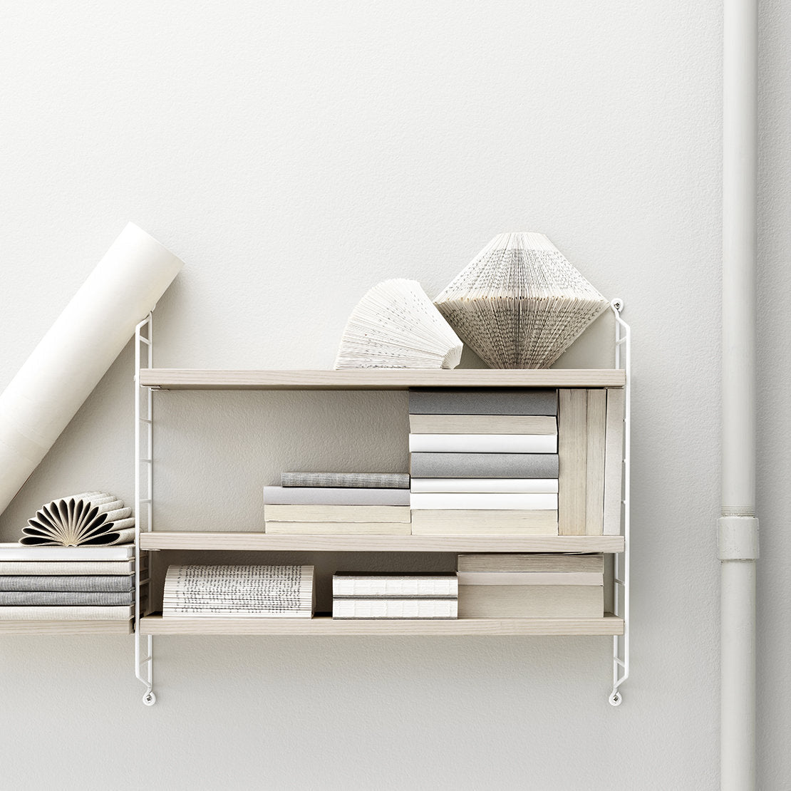 Etagères en frêne avec montants blancs String Pocket - String furniture - The Cool Republic