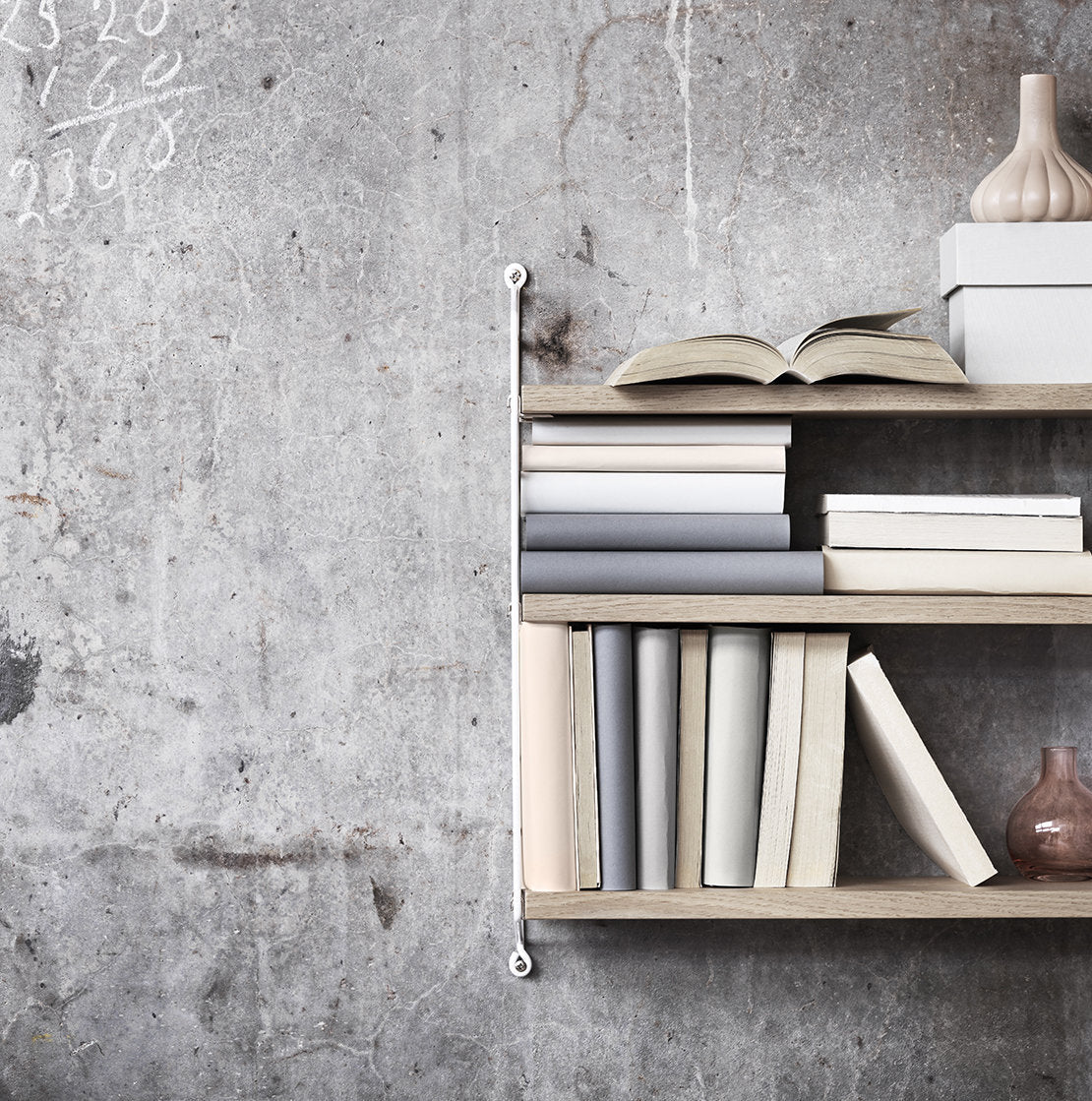 Etagères en noyer avec montants noirs String Pocket - String furniture - The Cool Republic
