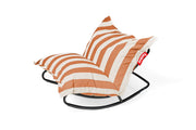 Outdoor-Schaukelstuhl aus schwarzem Metall mit orange-cremefarben gestreiftem Kissen Rock 'n Roll Combi - Fatboy