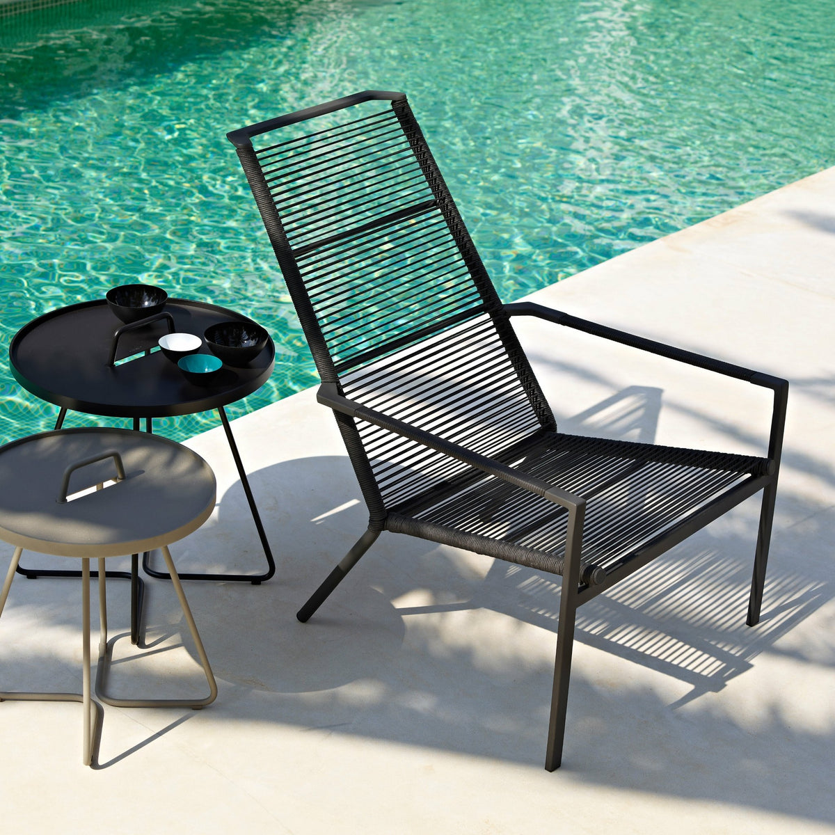 Fauteuil à haut dossier gris Edge - Cane-Line - The Cool Republic