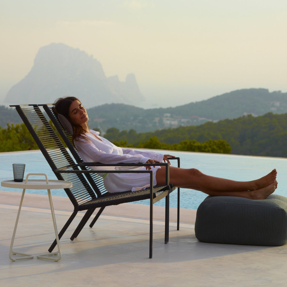 Fauteuil à haut dossier gris Edge - Cane-Line - The Cool Republic