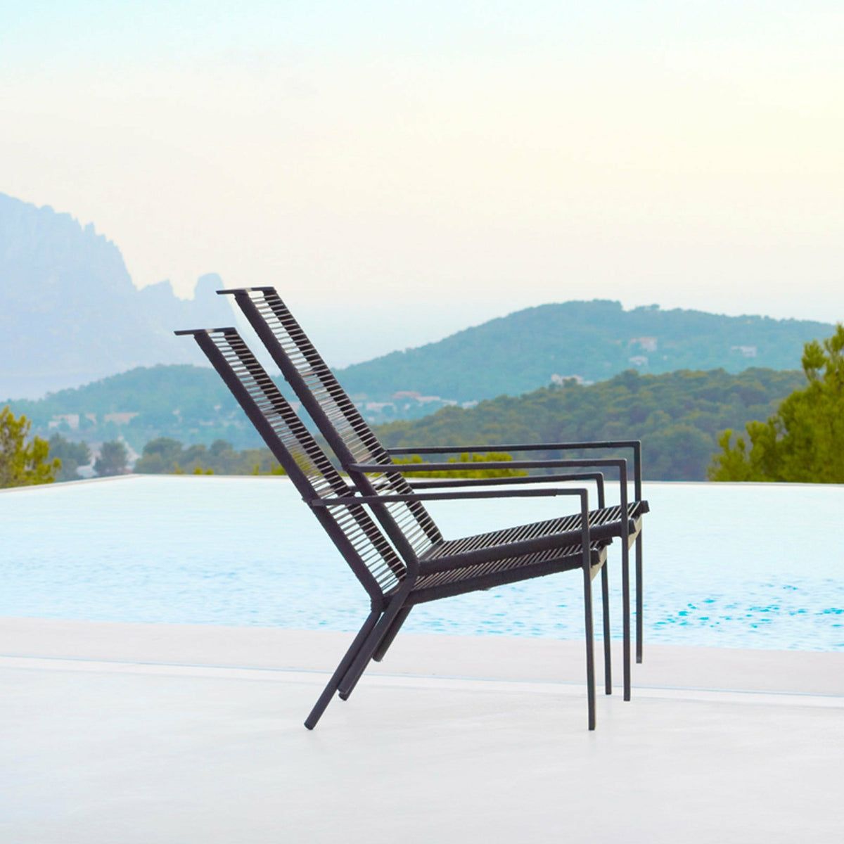 Fauteuil à haut dossier gris Edge - Cane-Line - The Cool Republic