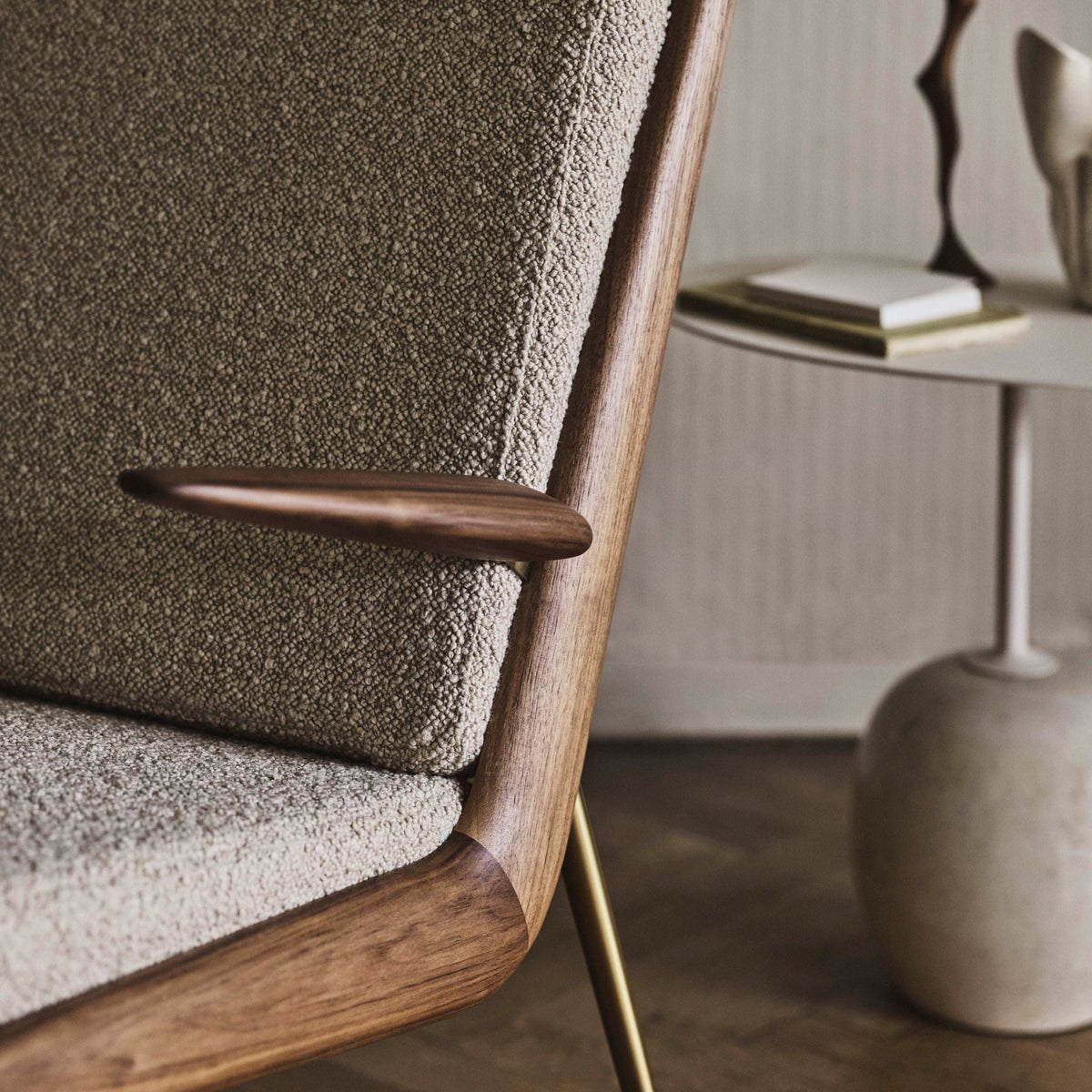Fauteuil avec accoudoirs en noyer Karakorum 003 HM2 Boomerang - &tradition - The Cool Republic