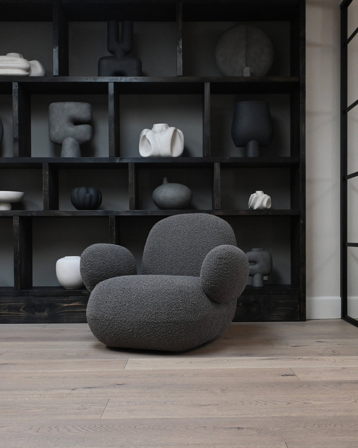 Fauteuil avec accoudoirs en tissu bouclé taupe foncé Toe - 101 COPENHAGEN - The Cool Republic