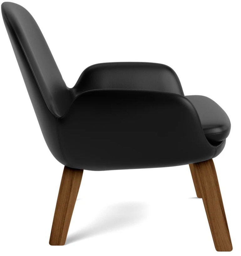 Fauteuil bas avec pieds en noyer et assise en cuir noir Era - Normann Copenhagen - The Cool Republic