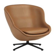 Fauteuil bas pivotant en aluminium noir et cuir marron Hyg - Normann Copenhagen - The Cool Republic