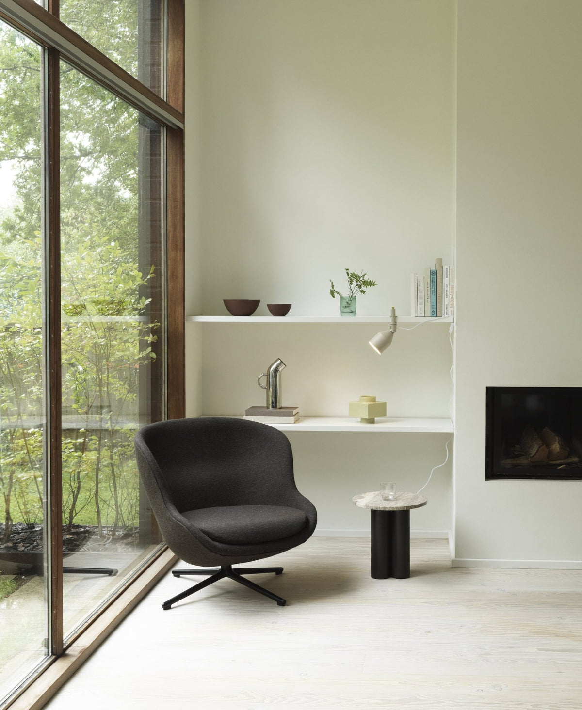 Fauteuil bas pivotant en aluminium noir et cuir marron Hyg - Normann Copenhagen - The Cool Republic