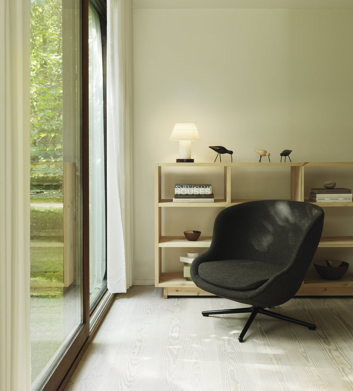 Fauteuil bas pivotant en aluminium noir et cuir marron Hyg - Normann Copenhagen - The Cool Republic