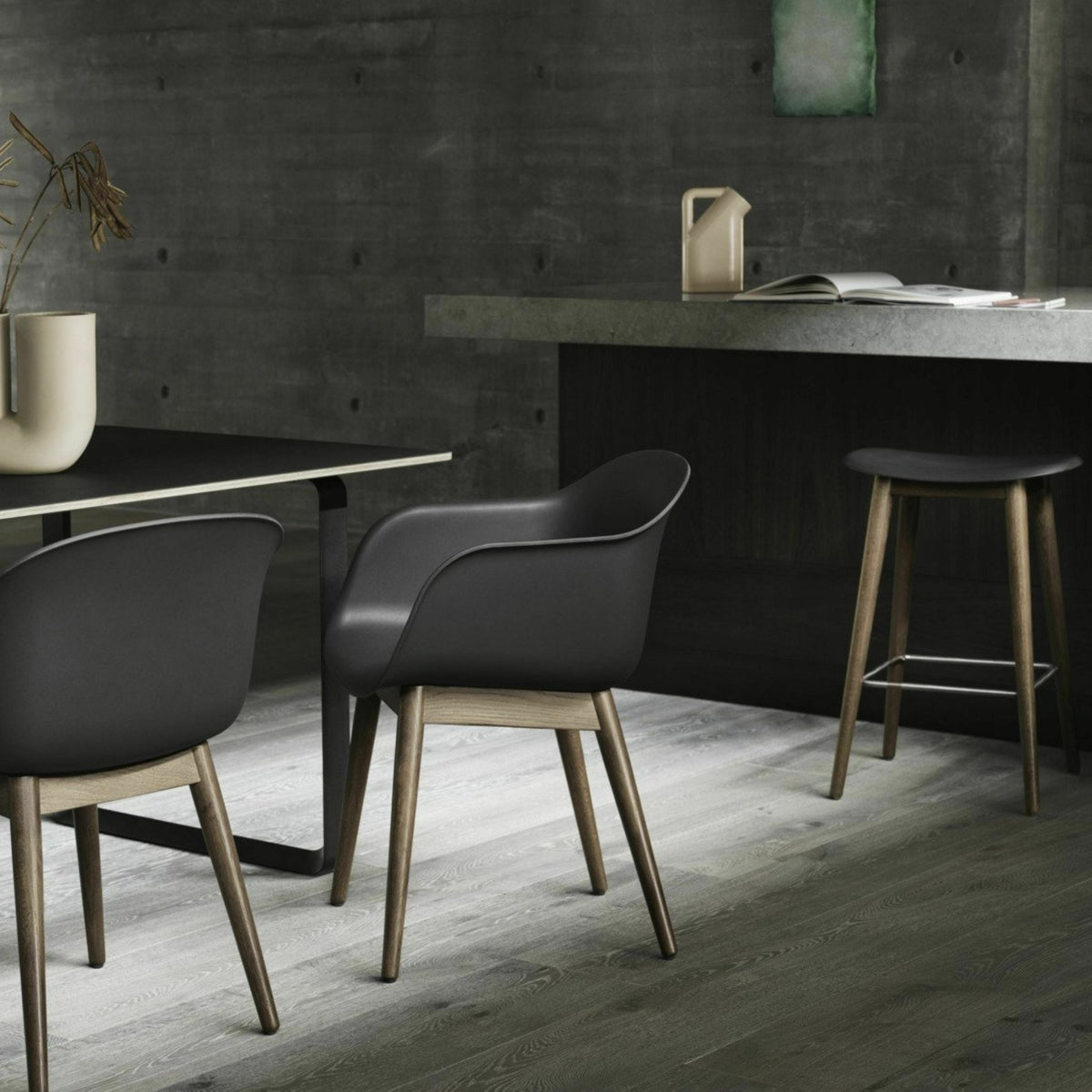 Fauteuil blanc piétement en chêne foncé Fiber - Muuto - The Cool Republic