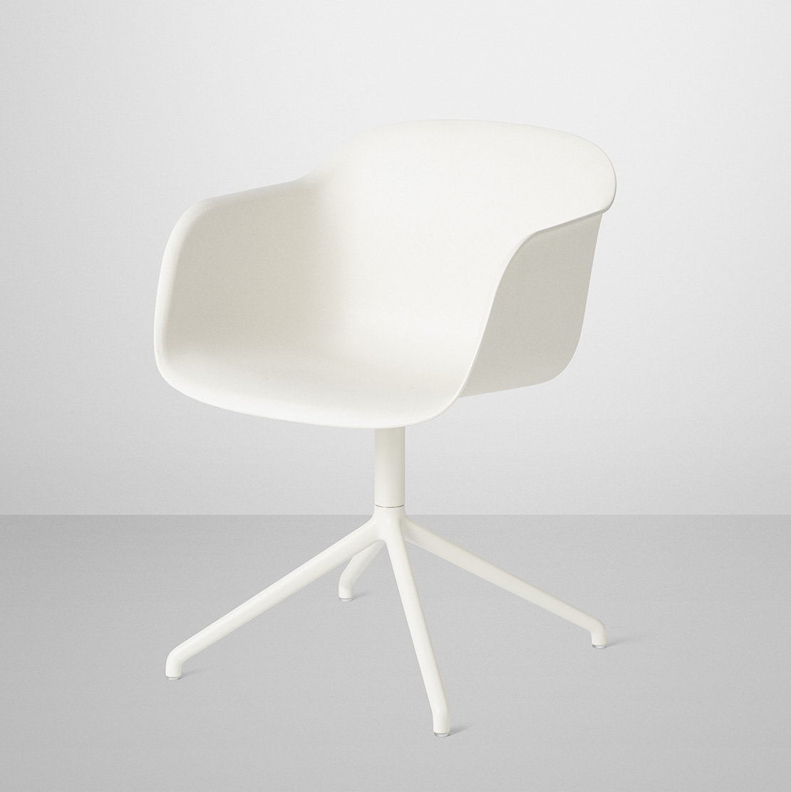 Fauteuil blanc piétement pivot Fiber - Muuto - The Cool Republic
