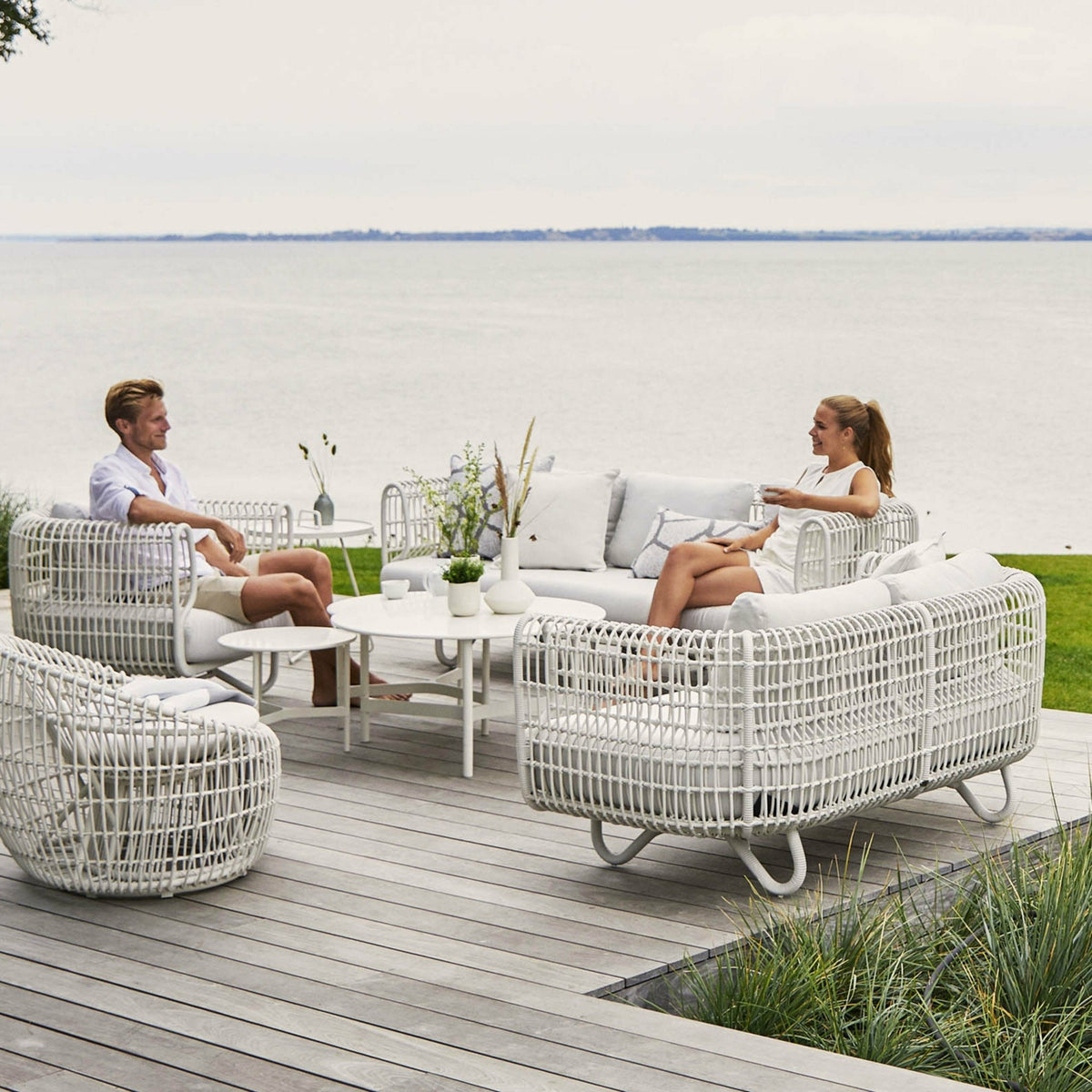 Fauteuil cadre blanc Nest - Cane-Line - The Cool Republic