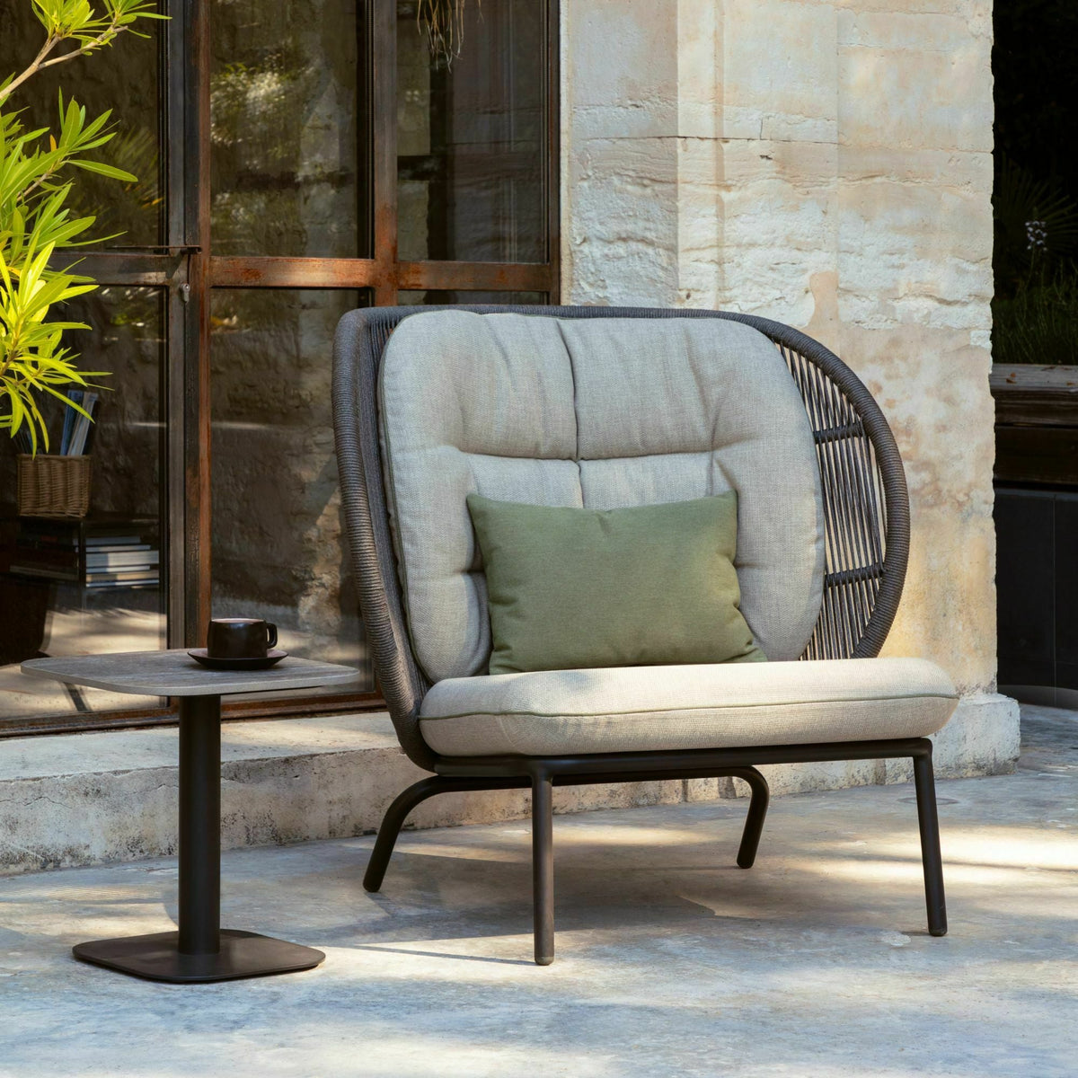 Fauteuil cocoon avec set de coussins Amande et vert olive fossil Kodo - Vincent Sheppard - The Cool Republic