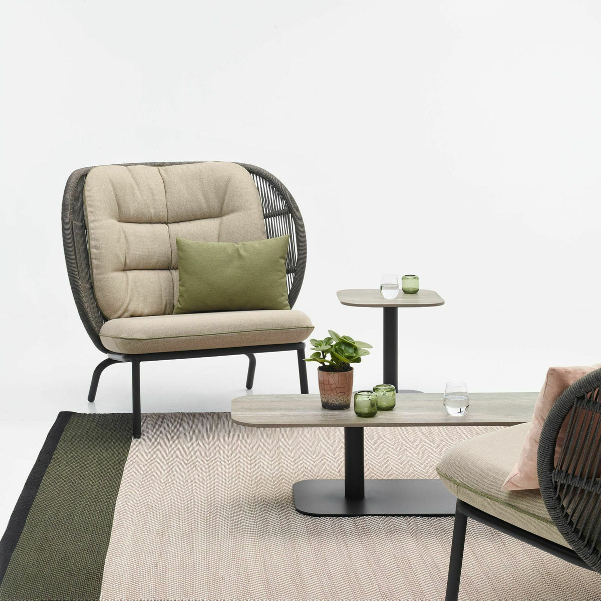 Fauteuil cocoon avec set de coussins Amande et vert olive fossil Kodo - Vincent Sheppard - The Cool Republic