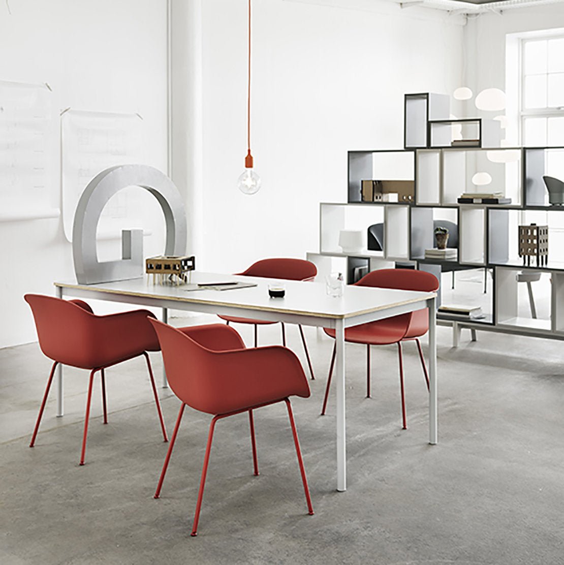 Fauteuil cognac piétement tubes et assise cuir Fiber - Muuto - The Cool Republic