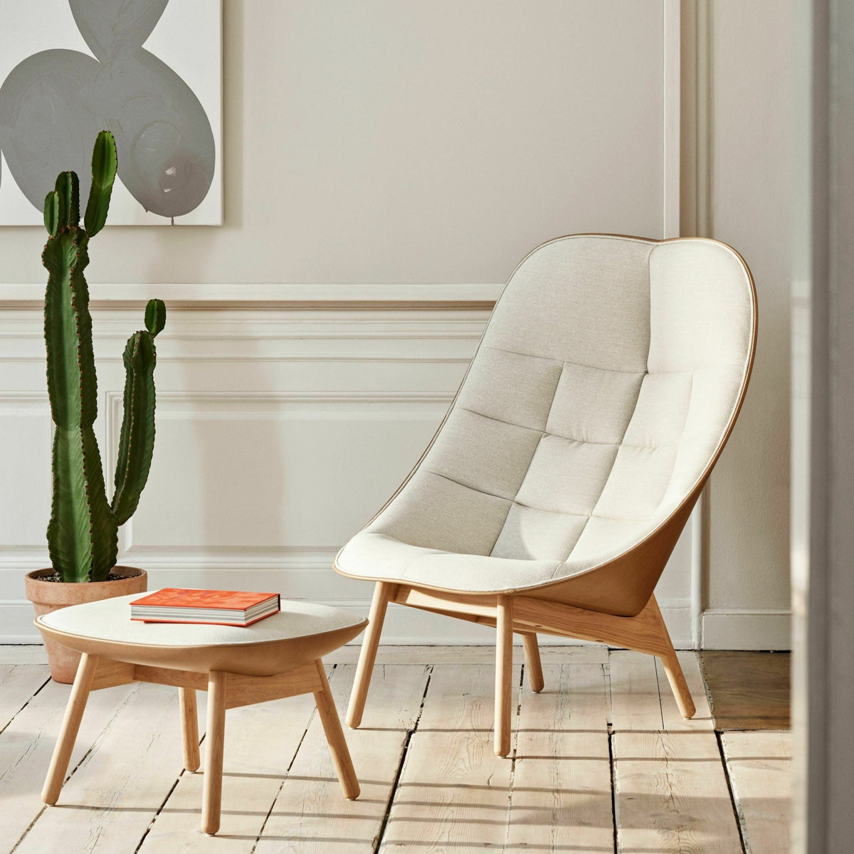 Fauteuil crème matelassé et chêne massif naturel Uchiwa - HAY - The Cool Republic