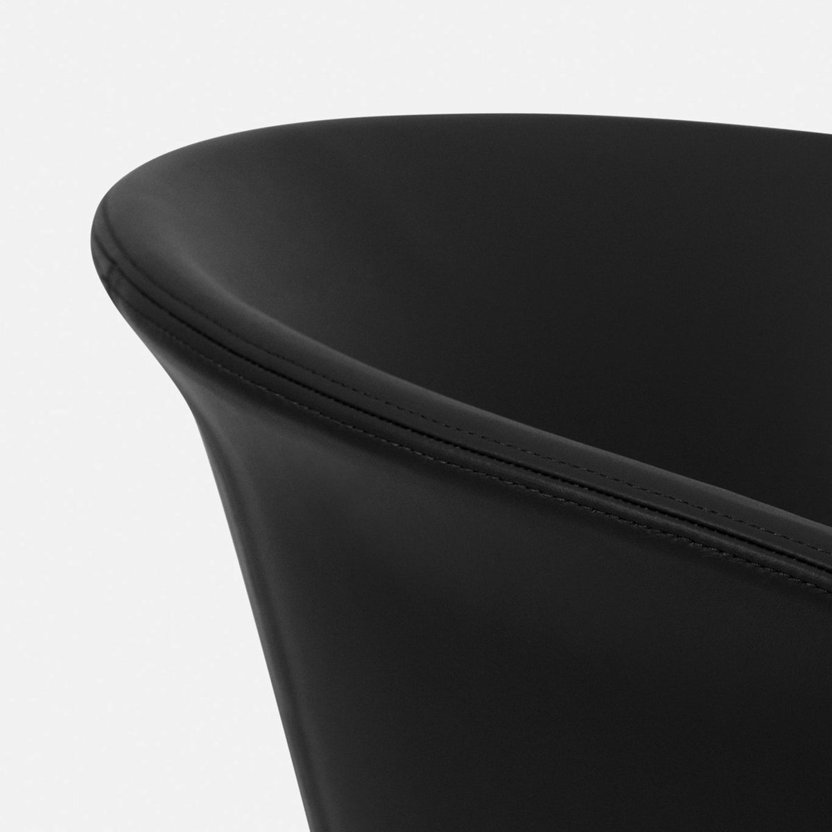 Fauteuil de bureau en cuir noir et piètement noir à roulettes Kendo - Hem - The Cool Republic