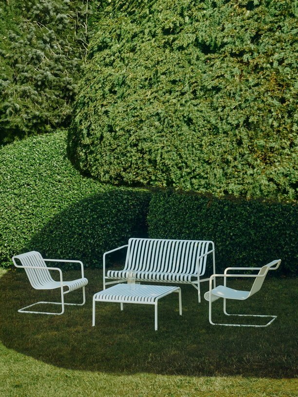 Fauteuil de jardin avec accoudoirs en acier blanc crème Palissade - HAY - The Cool Republic
