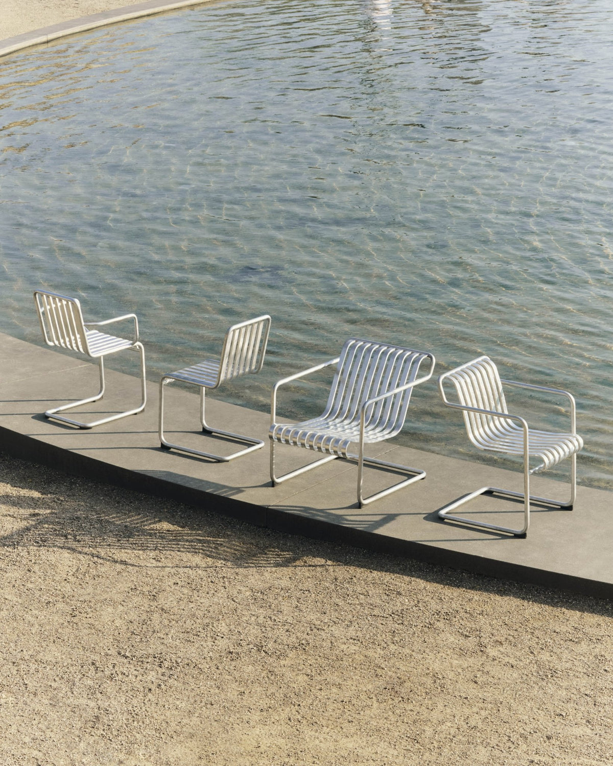 Fauteuil de jardin avec accoudoirs en acier galvanisé Palissade - HAY - The Cool Republic